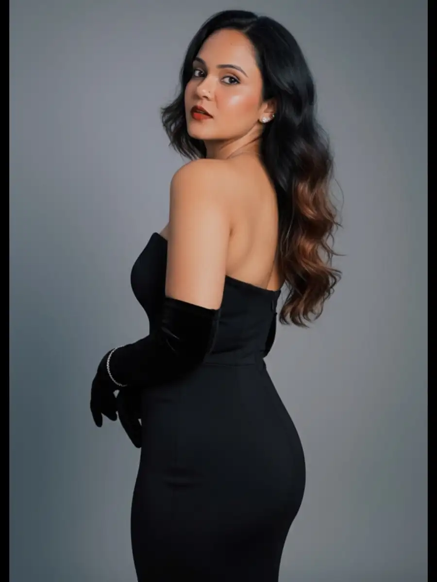 Gemini Girl Back Looking Pose Pormpts