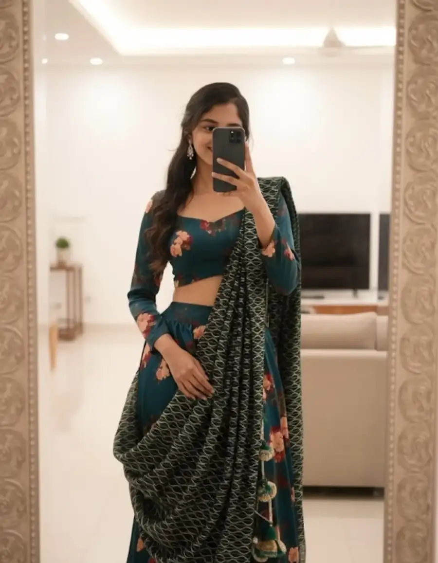 Gemini Girl In Saree Taking A Mirror Selfie Pormpts