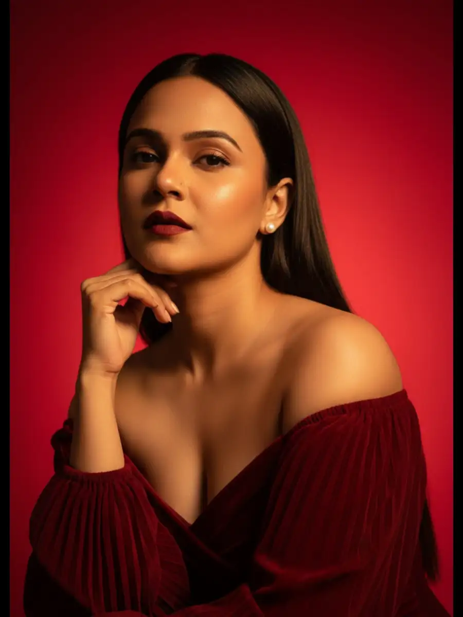 Gemini Girl Rich Glowing Red Background Pormpts