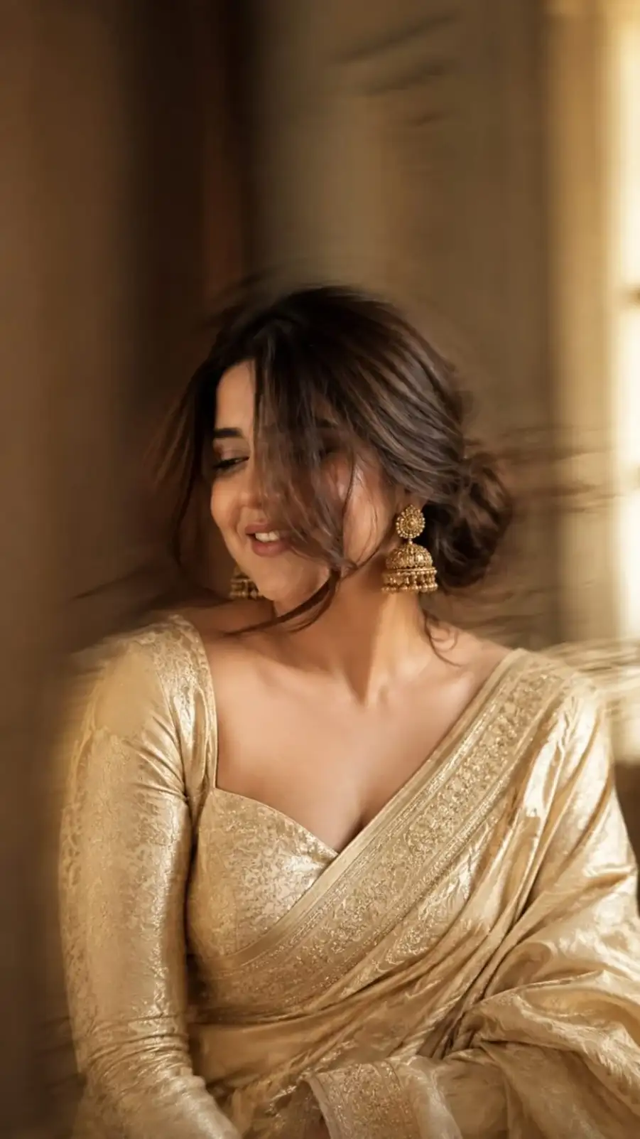 Girls Aesthetic Blurry Saree Prompt For Chatgpt Girls Aesthetic Blurry Saree Prompt For Chatgpt - AI photo editing prompt image