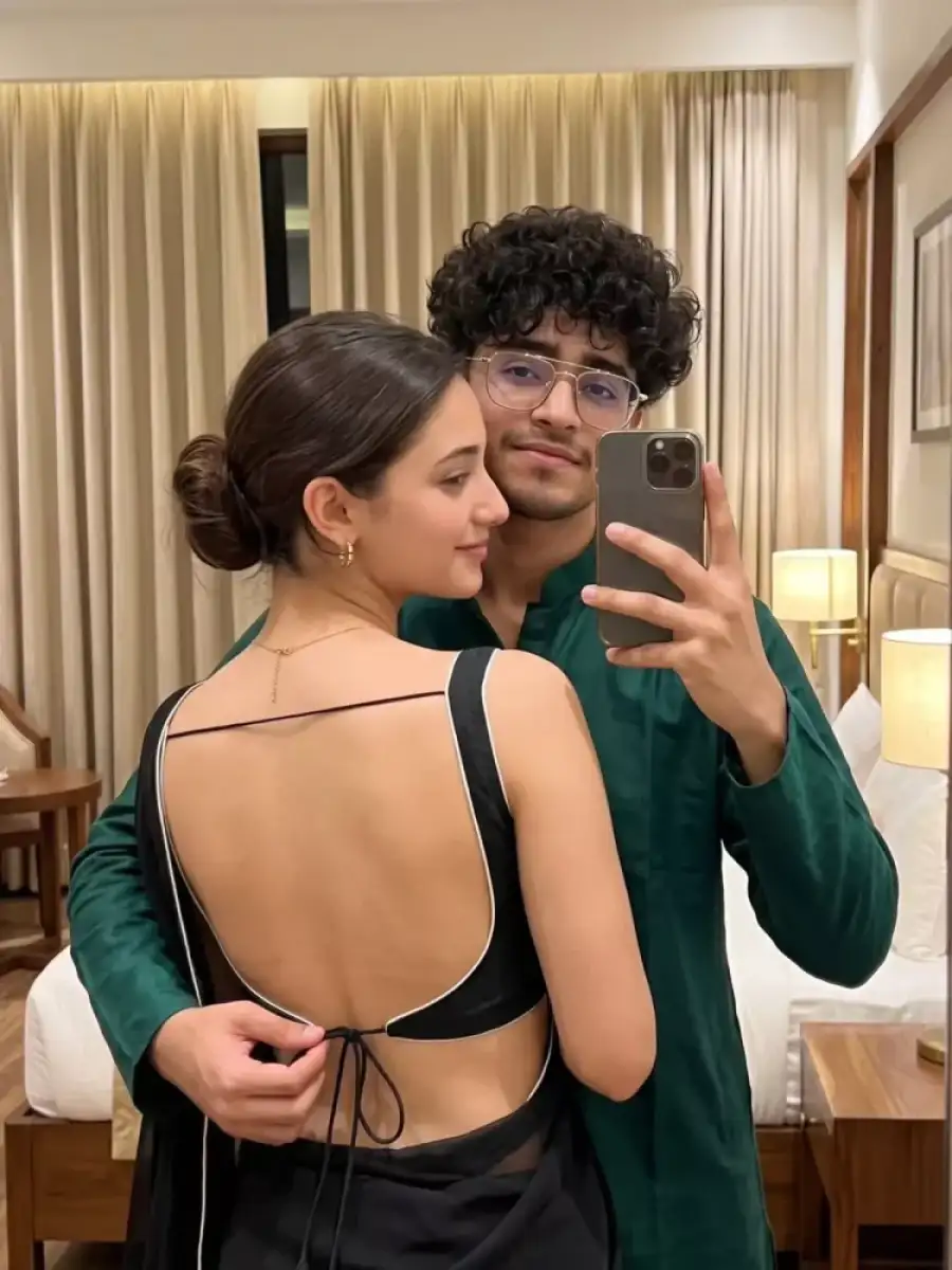 Mirror Selfie Couple Ai Chatgpt Prompt - AI photo editing prompt image